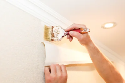 Pose de papier peint à Outines — revêtements muraux et toiles de verre